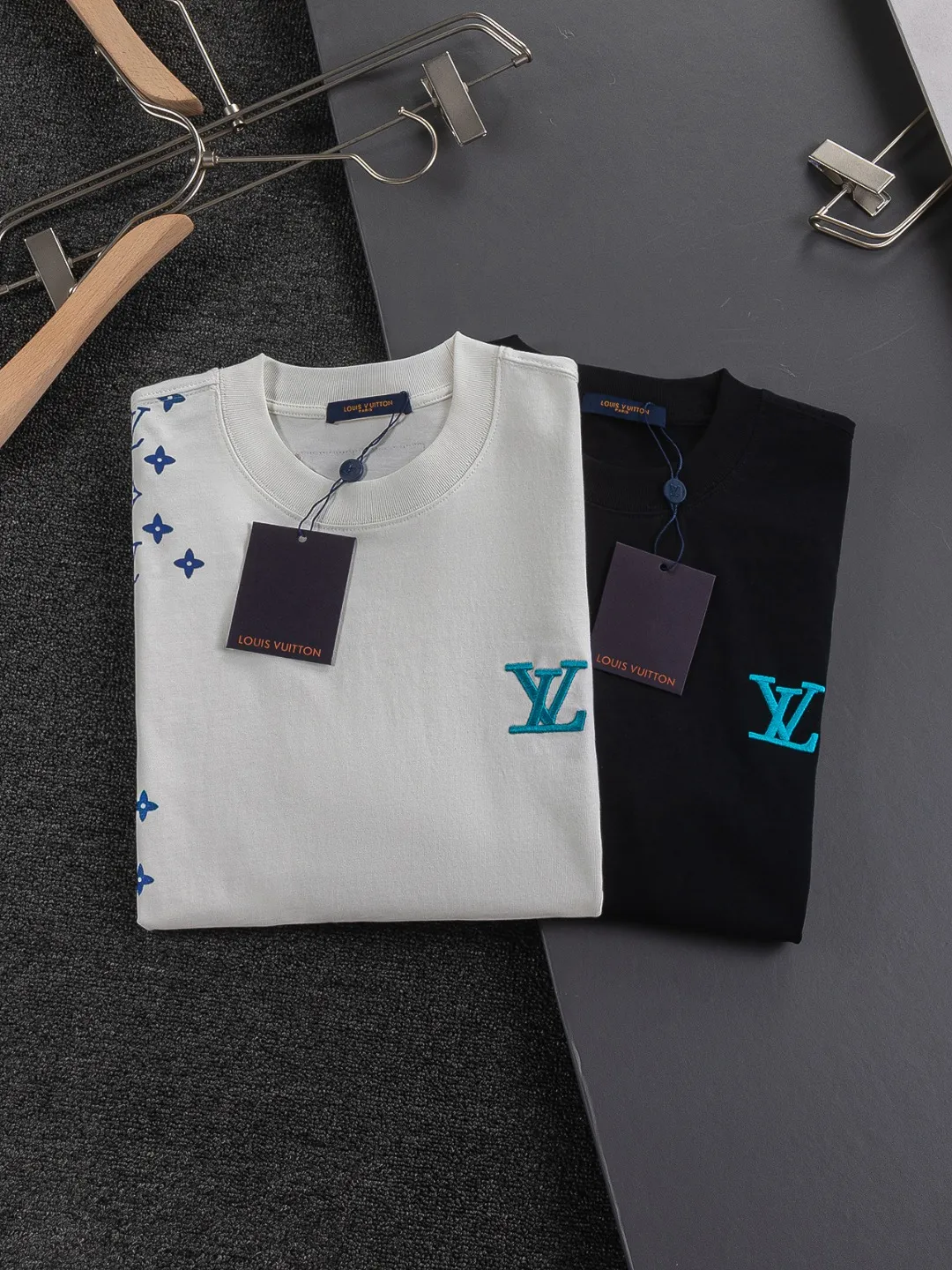 🅿️210 Louis Vuitton 1V LV slightly wide version S-XL lv 26SS LV new product counter catwalk style heavy-duty letter embroidery stitching colorful print on the chest 🪡 embroidered logo is the same for men and women! Short-sleeves are not the same as the general public, but must be unique and eye-catching. This LV short-sleeves is all about quality, comfort, consistent style, fashion, including fabrics and cutting techniques, all of which have been made with great effort! 320 grams of washed pure cotton fabric, pure cotton is breathable, very refreshing and comfortable for daily wear. The rib knitting on the neckline is smooth and tight, and the neckline will not be skewed if you toss it at will. The loose version, you will find that it looks really good on the upper body. The overall is minimalist and neat, super versatile for daily use! Pair it casually with a pair of pants for a youthful look. A T-shirt will make your outfit crazy. It is a fashionable item that can never go wrong! Color: Black White Size: S-XL Size chart: S: Shoulder width 50-Bust 56-Length 70 M: Shoulder width 52-Bust 57-Length 72 L: Shoulder width 54-Bust 59-Length 74 XL: Shoulder width 56-Bust 62-Length 76